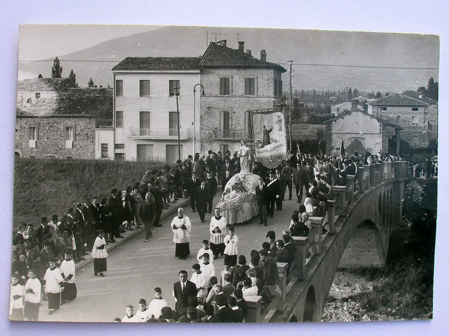 Processione sul ponte di Cannara