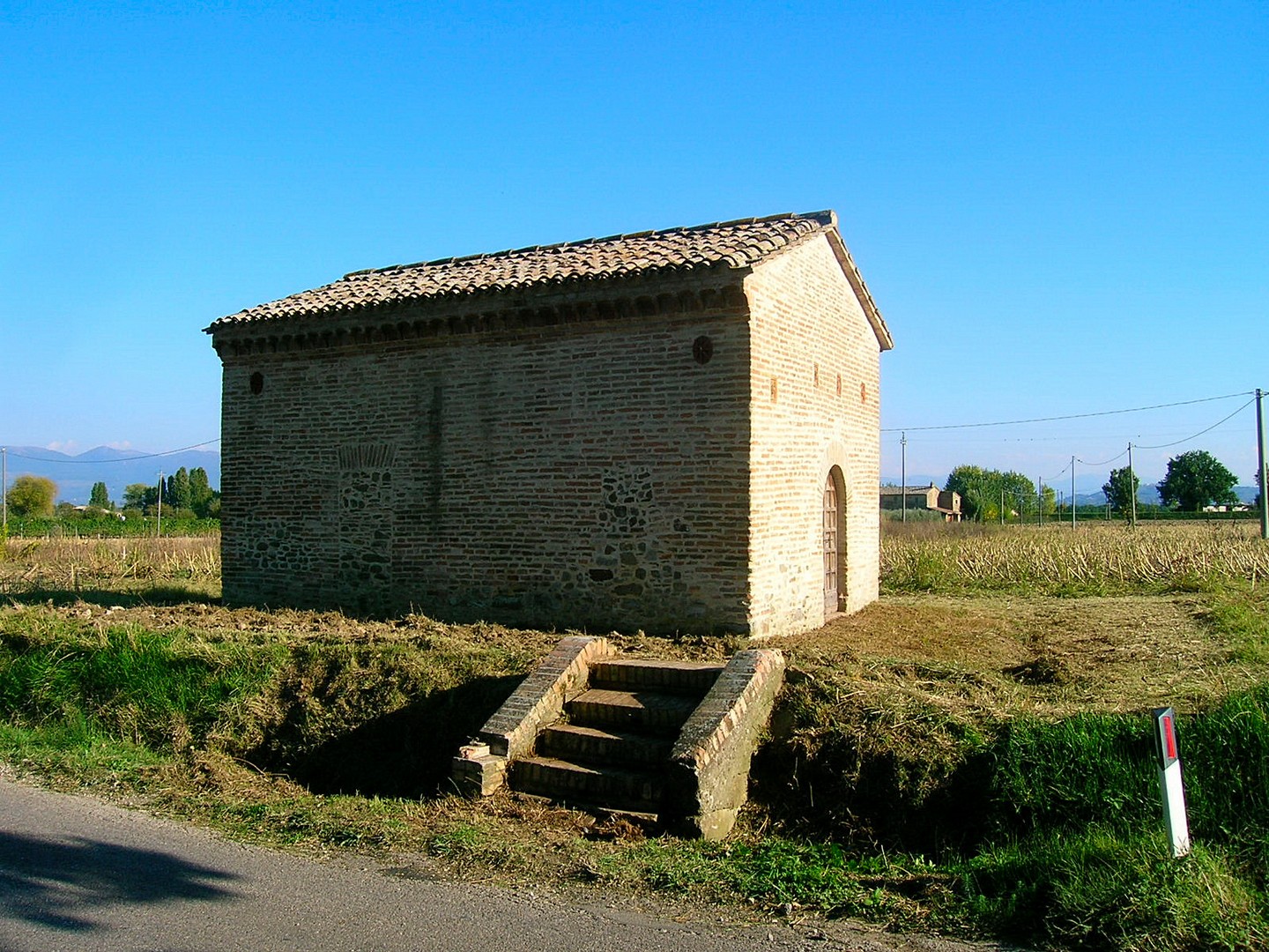 Edicola votiva in campagna