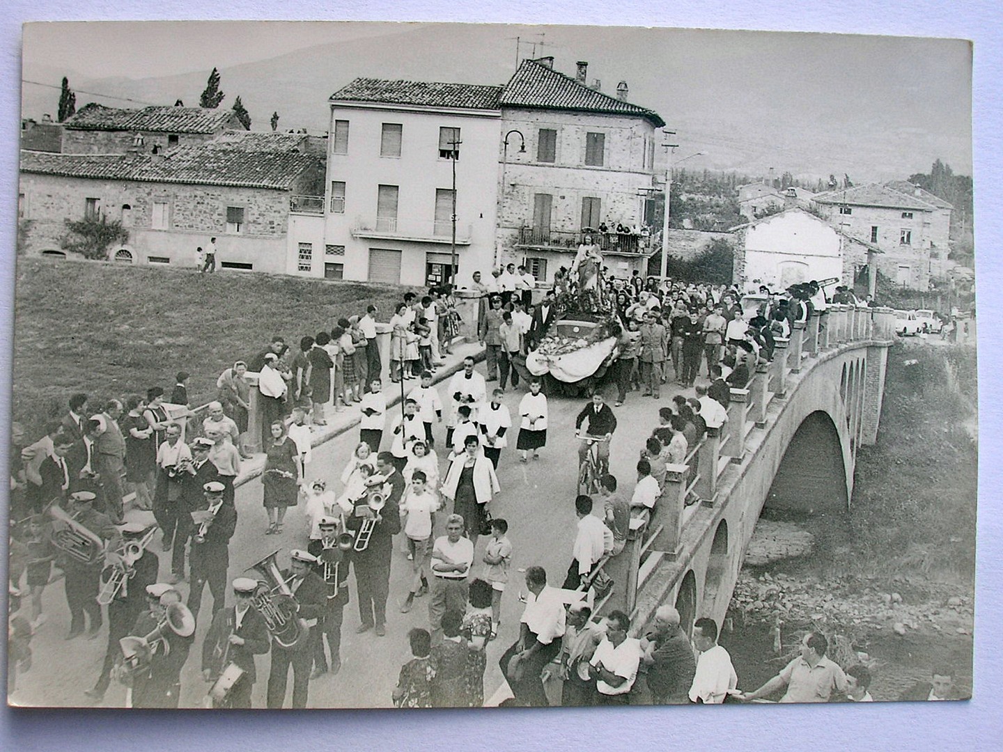 Processione con la banda sul ponte