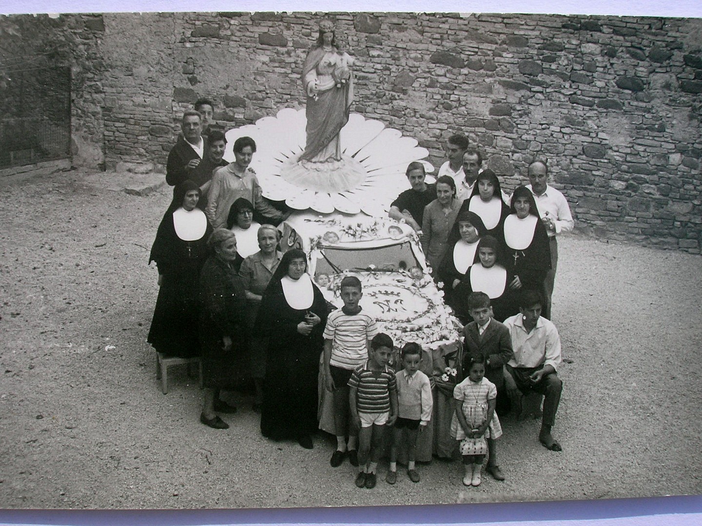 Suore e fedeli con la statua della Madonna