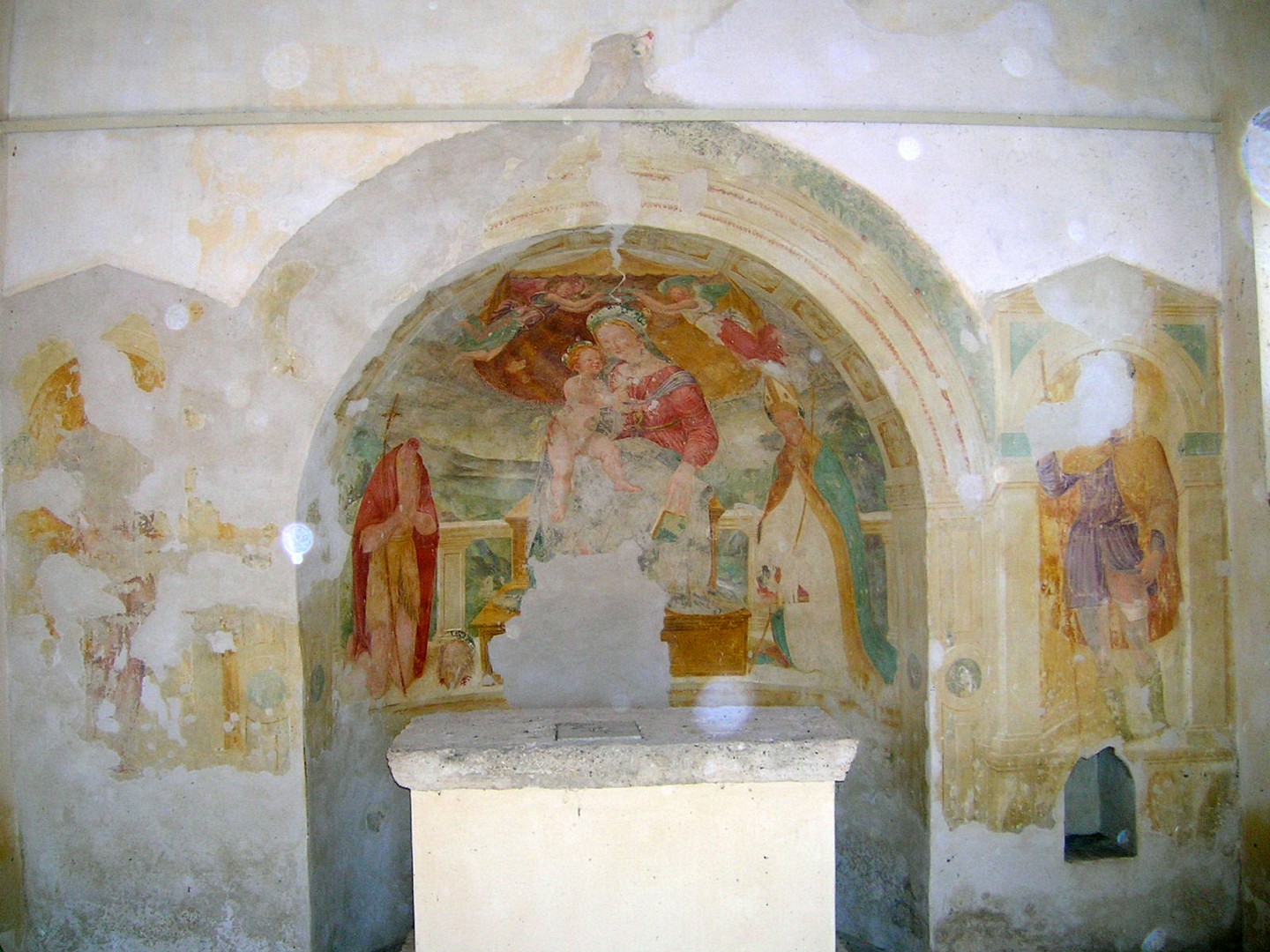 Affreschi — interno di chiesa rurale